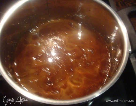 Небольшую кастрюльку ставим на огонь, даем ей нагреться, насыпаем сахар и плавим его, время от времени помешиваем деревянной лопаткой. Необходимо добиться, чтобы весь сахар растаял.