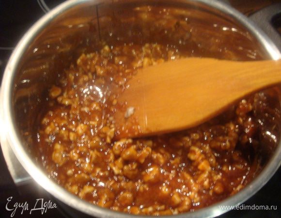 Всыпаем орехи и быстро перемешиваем.