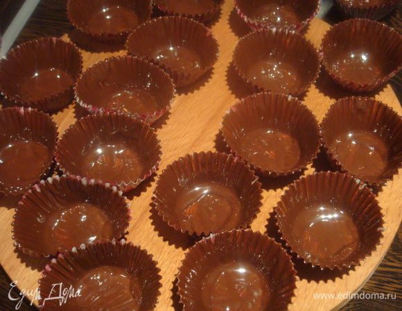 Кисточкой, внутри бумажной формочки намазываем растопленным шоколадом. Даем остыть и еще рас смазываем щедро (я ставила в холодильник, чтобы ускорить процесс).