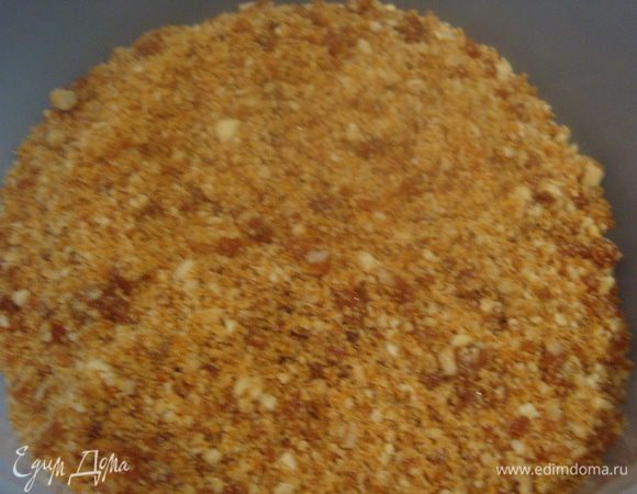 Карамель измельчить в крошку (50 грамм измельченной карамели оставить на украшение).