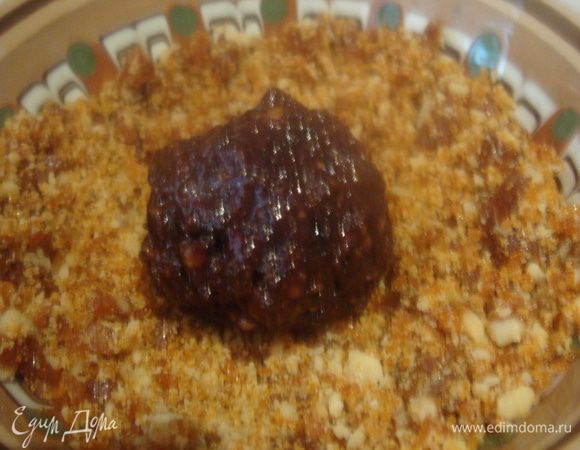 Из карамельной смеси сделать шарики и обвалять в измельченной крошке карамели, которую мы оставили для украшения.