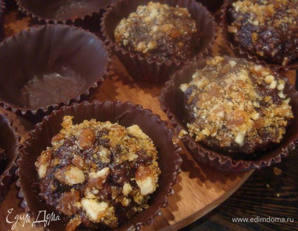 Каждый шарик укладываем в шоколадную корзинку. Ставим в холодильник до полного застывания, на 1-2 часа, можно в морозилку на меньше времени. У меня получилось 30 конфет.