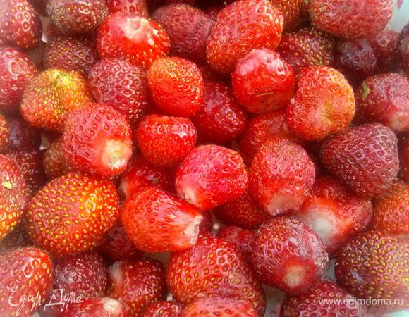 Клубнику перебрать, оставить только сухие целые ягоды. Это важно, так как одна порченая ягодка может испортить варенье. Удалить плодоножки и промыть.
Разложить в чистые сухие банки до верха. Получилось 15 банок по 0,5 л. Засыпать сахаром, примерно по 100 — 150г на банку.
Оставить на ночь в холодильнике для выделения сока.