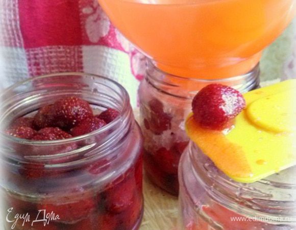 Утром клубника пустила достаточно сока и место в банке освободилось для добавки ягод. Клубнику с сиропом из одной банки распределяем по двум неполным. Наполняем вровень с "плечиками", т.к. при нагревании сироп еще немного подымится. Закрываем неплотно крышкой.
Так поступаем со всеми остальными банками. Получилось 10 банок.
