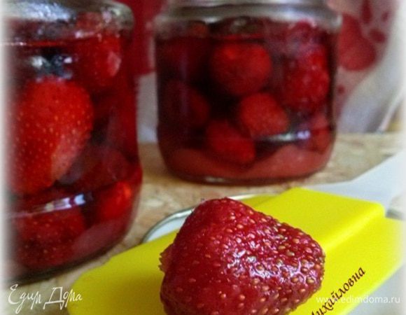 Ставим банки в кастрюлю (таз). Наполняем ее теплой водой до уровня "плечиков" банок. На сильном огне доводим до кипения воды. Кипятим 7-10 минут. Быстро закручиваем крышки. Если на дне осталось немного сахара, аккуратно вертим банку до его быстрого растворения.