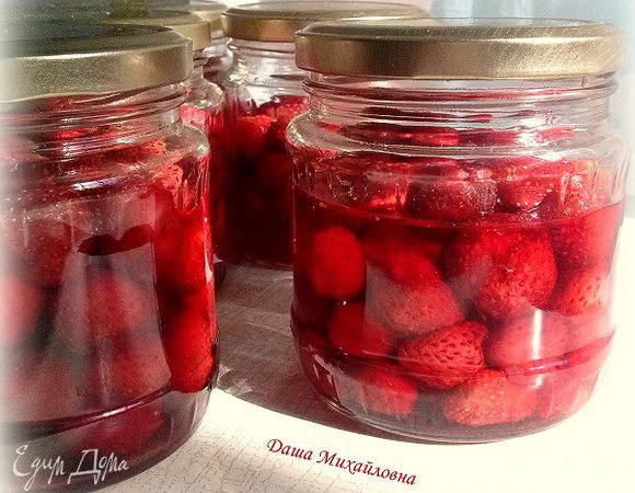 Хранить в прохладном месте. Я храню в подвале.
Рецепт варенья проверен годами. У нас в семье закрывают клубничное варенье только так. Спасибо моей маме.