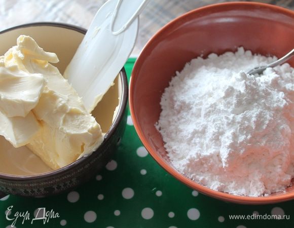 Для шоколадного теста, смешиваем в блендером сливочное масло с сахарной пудрой до белой и пышной массы.