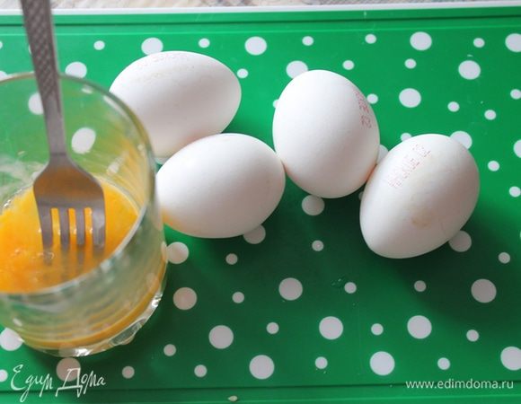 Затем вбиваем по одному яйцу. У меня яйца не крупные, а скорее мелкие. Поэтому я решила добавить к своим четырем еще половинку от одного яйца.