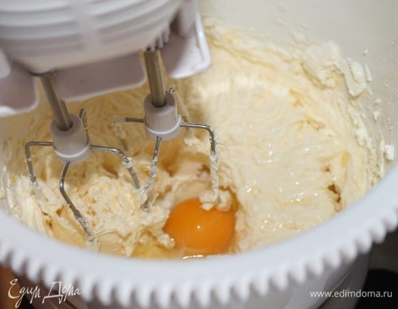 После вбивания яиц, каждый раз тщательно взбиваем массу.