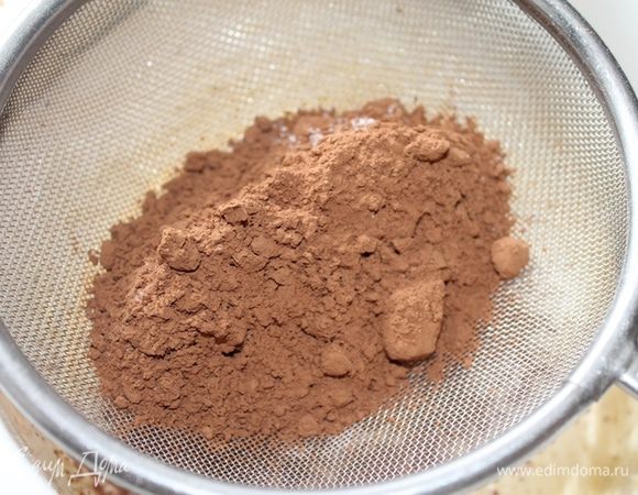 Затем просеиваем какао с разрыхлителем, перемешиваем лопаткой. 