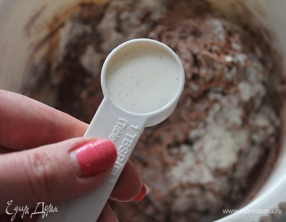 Добавляем муку, снова перемешиваем и добавляем молоко.