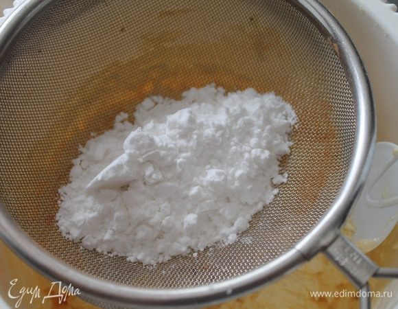 Теперь готовим тесто белого цвета, для заливки.
Тесто готовим также, как и шоколадное. Только вместо какао добавляем крахмал. И, также как и для шоколадного теста, в белое тесто добавила к четырем яйцам вторую половинку от одного яйца.