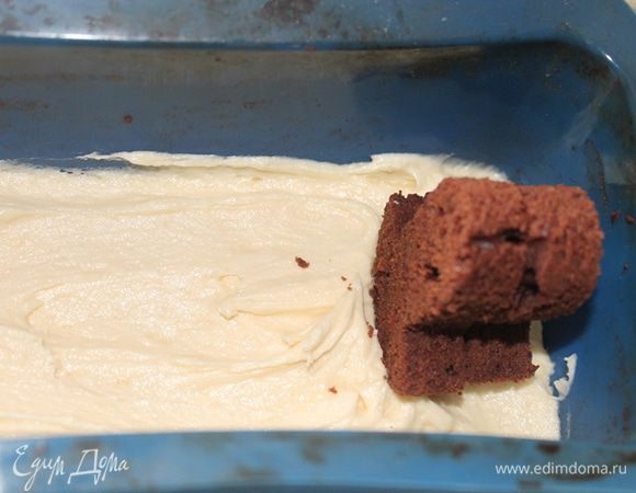 В силиконовую форму выкладываем 2-3 ложки белого теста, разравниваем лопаткой и ставим плотно наши грибочки. Я ставлю шляпкой вниз. 