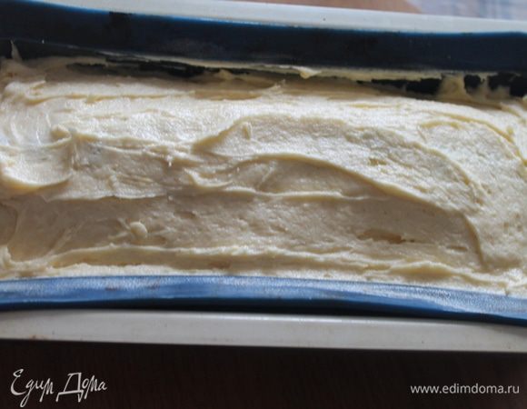 Аккуратно выкладываем наше белое тесто, заполняя все пространство формы.