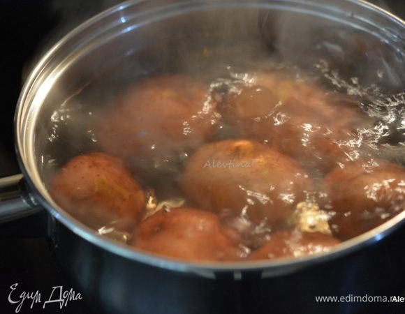 Картофель красный  отварить до готовности в соленой воде. Затем воду слить, слегка остудить.