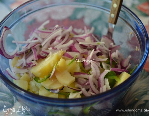 Картофель очистить от кожуры, нарезать кубиками, халапеньо очистить от семян нарезать тонко, красный очищенный лук нарезать тонко.