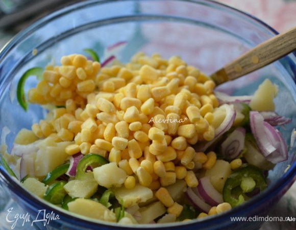 Кукурузу очистить от початка. Обжарить на гриле со всех сторон. Дать остыть, затем аккуратно срезать кукурузные зернышки или используем замороженную без льда, очищенную кукурузу. Добавить в салат. Перемешать.