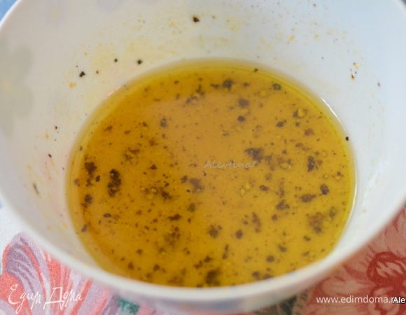 Приготовим заправку, смешав оливковое масло, уксус, горчицу, посолить и поперчить по вкусу.