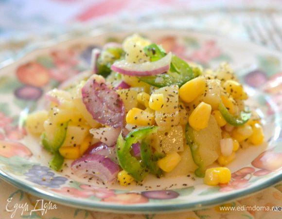 Добавить заправку в салат, перемешать и подавать к столу. Приятного аппетита.