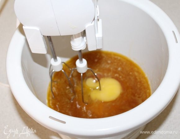 Затем в масляно-сахарную смесь по одному вбейте яйца.