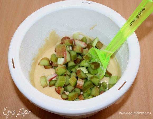 В последнюю очередь добавить порезанный на кусочки ревень.