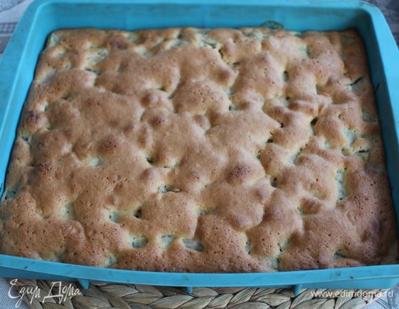 Дайте пирогу остыть и нарежьте его на квадратики.