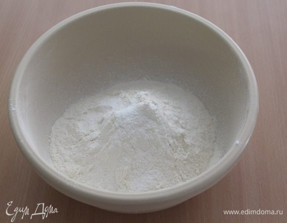 Муку просеять, добавить соль, сахар, соду.