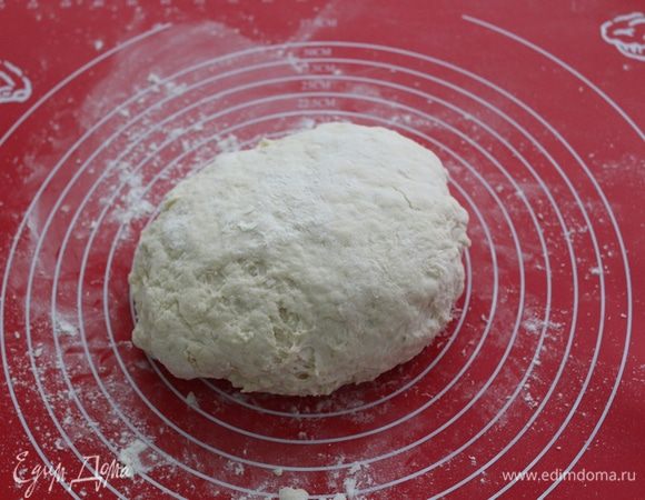 Тесто не должно быть крутым, оно немного липкое и мягкое, тогда бхатури получаются пышными и нежными.