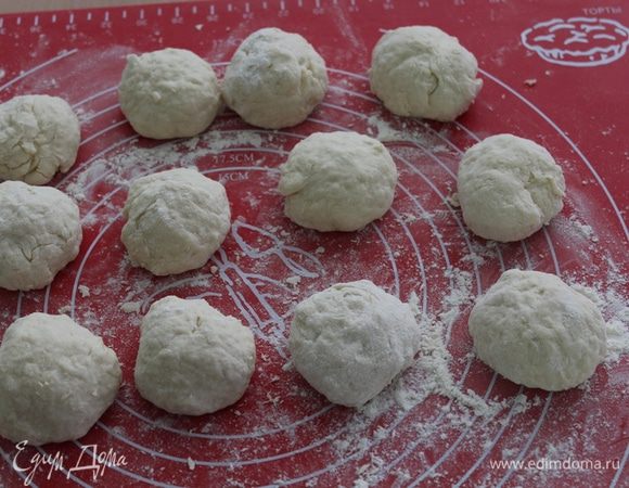 Тесто разделите на порционные кусочки.