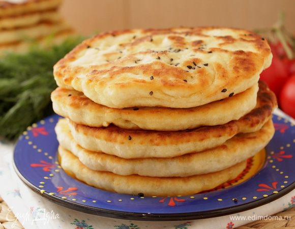 Жарятся лепешки очень быстро. Хороши со сметаной, вареньем и просто так!