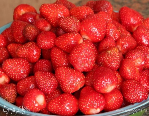 Клубнику моем, чистим и просушиваем. Берите клубничку небольшую и, желательно, приблизительно одинаковую.