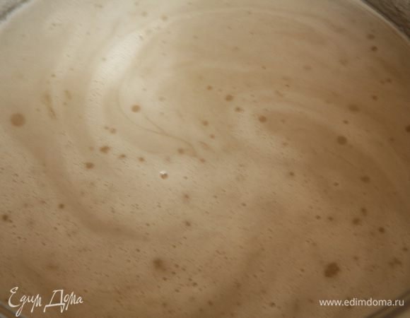 В кастрюлю с толстым дном высыпаем сахар, добавляем воду и размешиваем. Затем ставим на огонь и помешивая, готовим сироп. Сахар должен раствориться, а сироп только закипеть и все — выключаем.