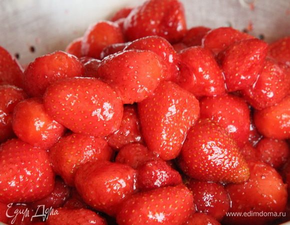 Оставляем все остывать. Когда наша заготовка остынет, мы вынимаем шумовкой на дуршлаг клубнику, сироп снова доводим до кипения. Обращаю ваше внимание: доводим до кипения, а не кипятим. Сироп должен быть очень горячим: буквально — появились первые бульбы, тут же выключаем. 