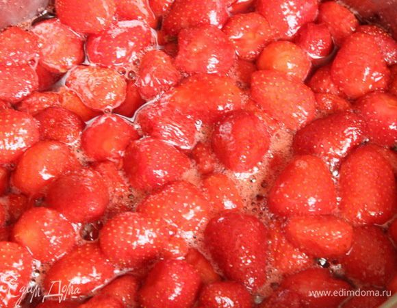 Клубника наша стекла, отправляем ее в сироп и все, что стекло — туда же. Вот так выглядит клубника после 4 прогрева в сиропе. Она отдает в сироп свой сок и это тааааак ароматно! Такие манипуляции с клубникой нужно проделать ровно 7 раз.