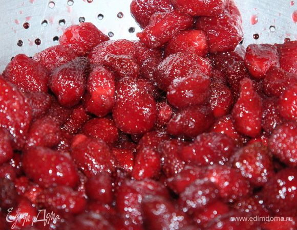 Последний раз остудили все в сиропе, вынимаем на дуршлак клубнику и оставляем, чтобы она стекла, часа на три. Вот так она будет выглядеть после 3 часов.