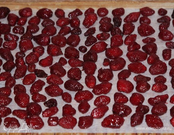 Застилаем пергаментом противень, у меня разделочная доска большая, и выкладываем по одной штучке нашу клубничку.