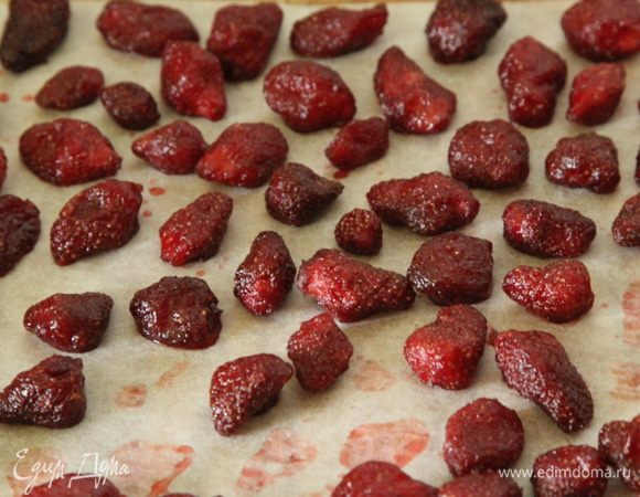 И в таком виде отправляем вялиться на солнышко дня на четыре или на 5 дней — сколько терпения хватит. Сверху можно накрыть марлей или пергаментом. Ягодки должны стать упругими и при надавливании не выделять сок. Тогда они считаются готовыми. Я пока пробовала их на упругость — наелась. Ну кто же покладет на место клубнику: только в рот. Вкууууусно. Вот так выглядит клубника после 5 дней вяления на солнце на застекленном балконе. 