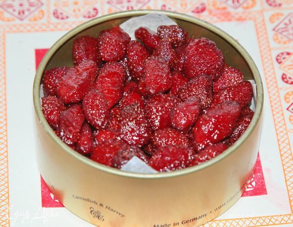 Вот так я укладываю цукаты в контейнер, накрываю крышкой и отправляю в морозильную камеру.