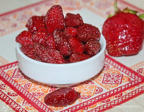 Специально для вас сфотографировала для сравнения: свежая клубника и цукат. Вот настолько уменьшится клубничка.
