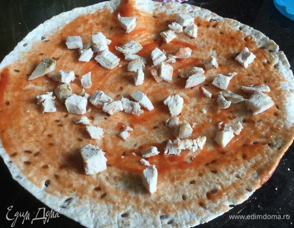 Индейку порежьте на маленькие кусочки и выложите сверху.