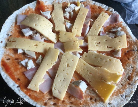 Сверху положите тонкие ломтики сыра. 