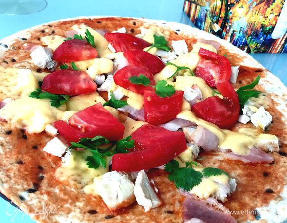 Сверху выложите тонко нарезанный помидор и рубленную зелень.