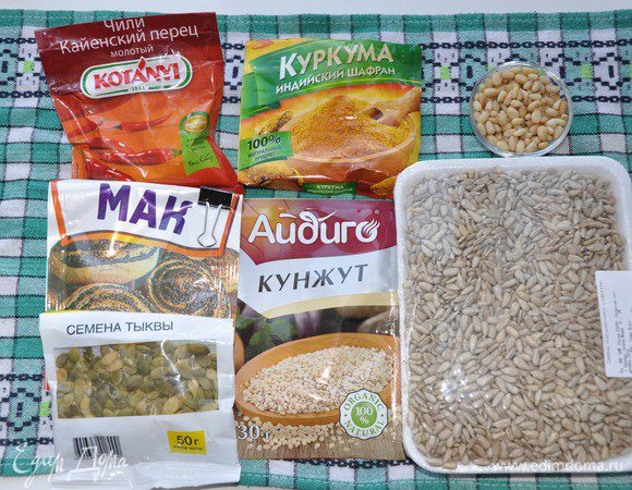 Приготовим семена, орехи и пряности для посыпки. 
Этот набор посыпок выбран методом проб и ошибок и гарантировано нравится всем, кто пробует. Настоятельно рекомендую не отказывать от перца — он придает пикантности нашим слойкам. Регулируйте количество на свой вкус. 