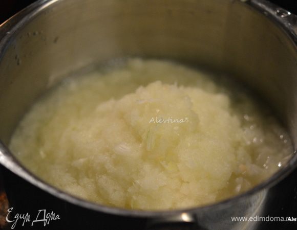 Для соуса лук мелко порубить в блендере или в кухонном процессоре с 1/4 стакана воды.