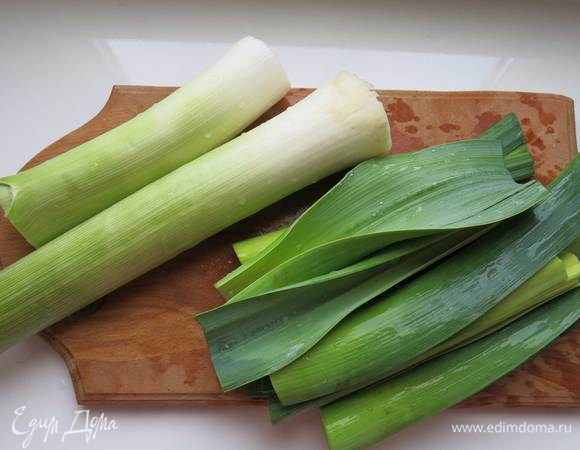 Нарезаем лук на крупные куски, промываем тщательно.