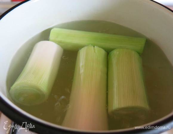 Белые части лука отвариваем 5-6 минут.