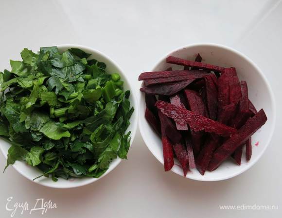 Нарезаем зелень, натираем свеклу.