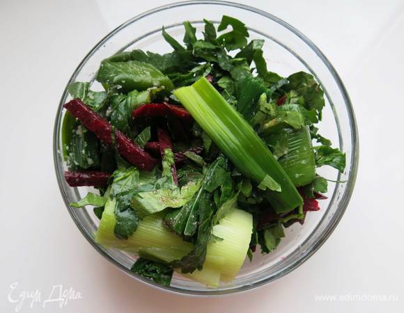 Достаем лук. Все соединяем с 1,5 ст. л. соли.