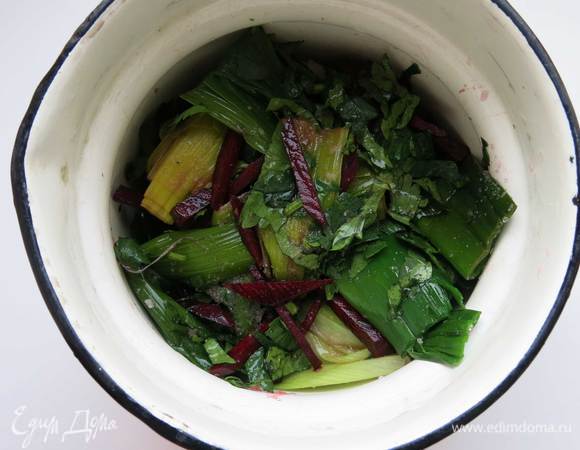 Кладем прасу в посудину плотно на 2 суток на просолку.