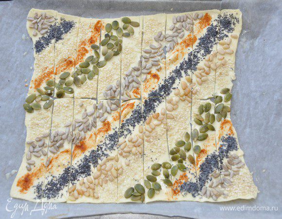 Острым ножом разрежьте тесто на узкие прямоугольники. 